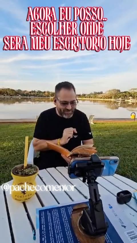 Hoje eu posso escolher ONDE, COM QUEM e COMO trabalhar.
Mas essa liberdade não aconteceu por acaso.
Antes de ensinar, eu precisei aprender.
Depois, precisei praticar.
E só então comecei a ensinar outras pessoas o caminho que eu havia aprendido.
Foram anos de dedicação, de aprendizado, de erros, acertos e, principalmente, de transformação de vidas.
Porque quando você ajuda pessoas a crescerem, você também cresce.
Hoje, tenho a honra de ser reconhecido e, acima de tudo, de reconhecer e honrar cada pessoa que caminhou comigo nessa jornada.
O resultado que vivo hoje começou com uma decisão: dedicar tempo para construir algo que pudesse transformar não apenas a minha vida, mas a vida de outras pessoas.
E se eu te dissesse que é possível começar a construir um resultado como esse dedicando apenas 2 horas por dia?
Quer entender como?
👉 Me chama no Direct e eu vou te explicar como funciona.